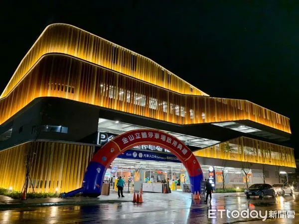 ▲閃耀青春山海線「金」地標 金山立體停車場13日起試營運。（圖／新北市交通局提供）