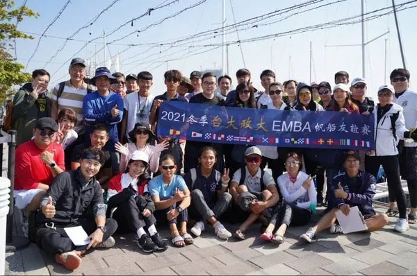 ▲台大與政大EMBA班學生共32人11日在台南安平港外海舉行中型帆船繞標賽。（圖／主辦提供）