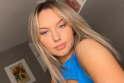 女大生和朋友走在街上　突然被陌生男「拖到車上」恐怖暴打斷牙