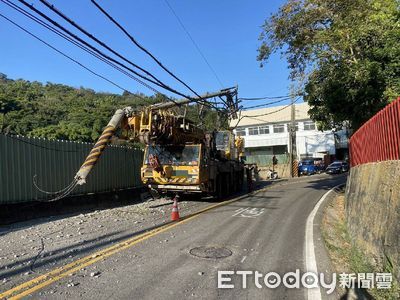 拖車勾到電線電桿連根拔起！　害台中新社112戶停電到傍晚