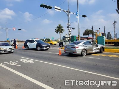 台1線新埤大橋車禍！轎車左轉碰撞休旅車…「車門全凹」釀6傷