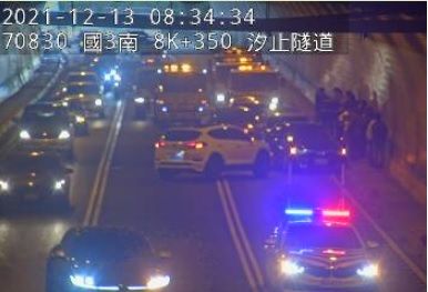 ▲▼國道3號汐止交流道7車追撞。（圖／翻攝國道監視器）