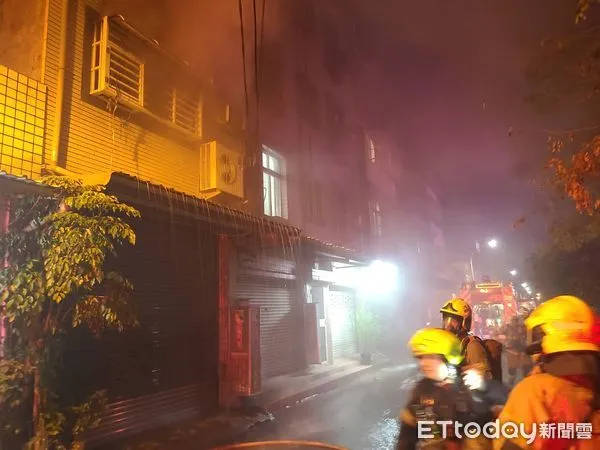 ▲台南市北區南園街一棟4樓出租套房大樓凌晨傳出火警，大樓內承租房客聞到濃煙，在睡夢中驚醒逃生，台南市消防局據報出動防人車馳抵出水搶救。（圖／記者林悅翻攝）