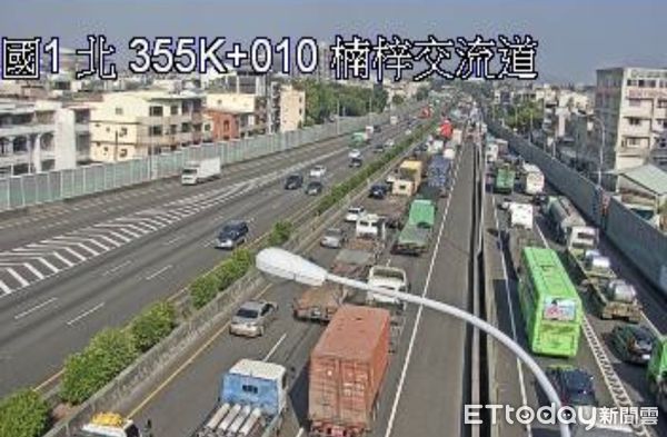 ▲▼國道一號楠梓交流道翻車事故，現場車流紫爆塞成停車場。（圖／記者許宥孺翻攝）