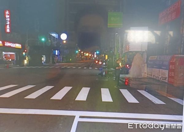 ▲台南市仁德區的正義街口，13日凌晨發生1起車輛肇事撞斷路旁消防栓，造成高達2公尺的地面「湧泉」，水不停的湧出。（圖／記者林悅翻攝，下同）