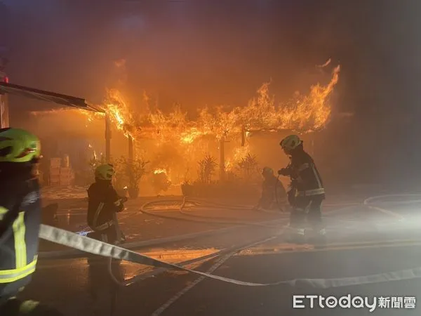 ▲▼花蓮玉里鎮光復路上平房失火，消防人員現場灌救滅火。（圖／消防局提供，下同）