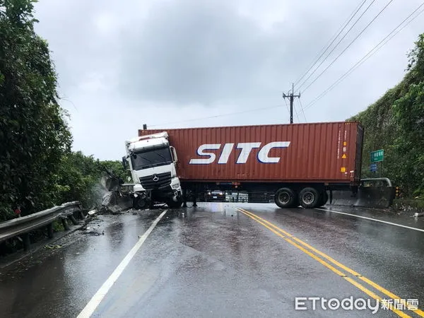 ▲▼頭城鎮濱海路7段桶盤溪橋，貨櫃車撞橋墩折車頭橫馬路。（圖／記者游芳男翻攝，下同）