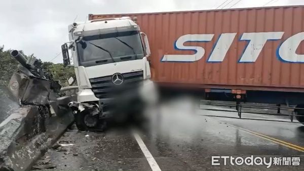 ▲▼頭城鎮濱海路7段桶盤溪橋，貨櫃車撞橋墩折車頭橫馬路。（圖／記者游芳男翻攝，下同）