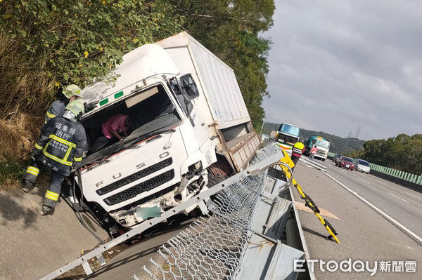 ▲▼1輛大貨車不慎追撞前方遊覽車，導致鄭姓駕駛一度受困車內，所幸經救出後已無大礙。（圖／記者黃孟珍翻攝）