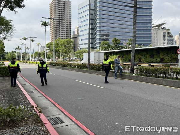 ▲▼新北市板橋區13日中午12時許發生警匪追逐事件，警方連開6槍逮回3男。（圖／記者陳以昇攝，下同）