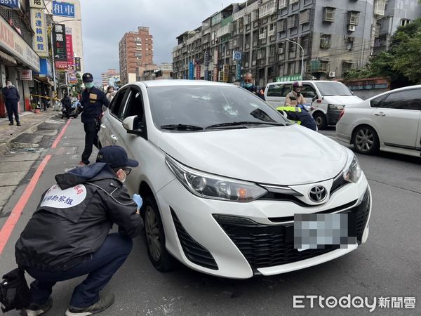 ▲▼新北市板橋區13日中午12時許發生警匪追逐事件，警方連開6槍逮回3男。（圖／記者陳以昇攝，下同）