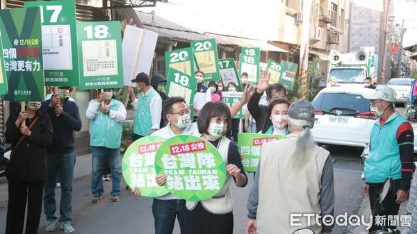 ▲四大公投進入最後黃金週，昨日立法委員蘇治芬在雲林縣議員蔡岳儒、蔡孟真、北港前鎮長張勝智、鎮民代表許玉明等人陪同下，於北港街頭徒步宣講。（圖／記者蔡佩旻翻攝）