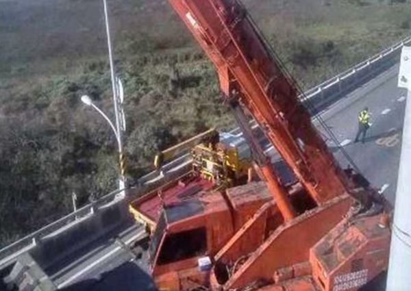 ▲▼台61西濱車禍。（圖／翻攝即時影像監視器網站）