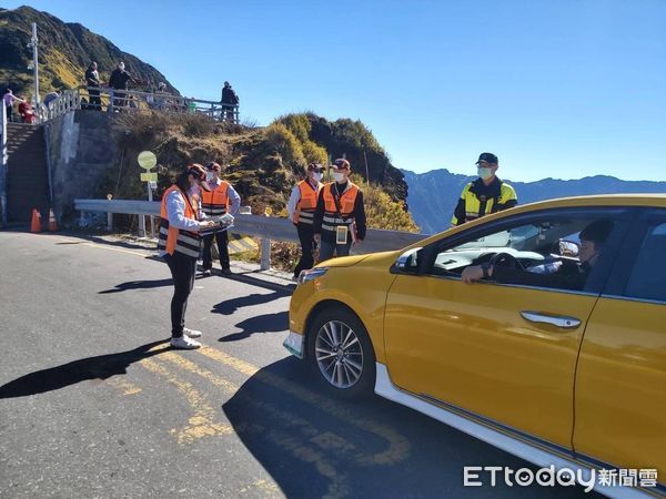 ▲仁愛警分局於合歡山武嶺停車場前，執行聯合稽查取締自用車（白牌車）違規營業。（圖／記者高堂堯翻攝）