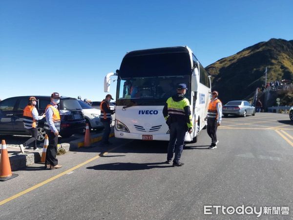 ▲仁愛警分局於合歡山武嶺停車場前，執行聯合稽查取締自用車（白牌車）違規營業。（圖／記者高堂堯翻攝）