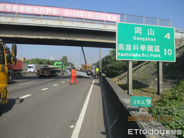 ▲▼國道1號楠梓段小客車翻車。（圖／記者許宥孺翻攝）