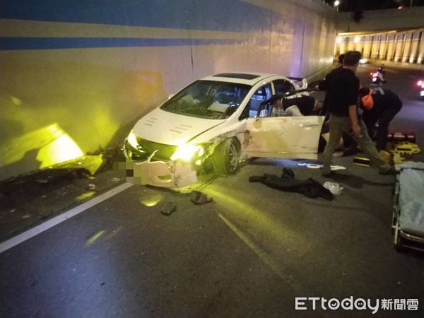 ▲▼ 疑車速過快失控　22歲男大生撞分隔島彈撞外牆喪命 。（圖／記者張君豪翻攝）