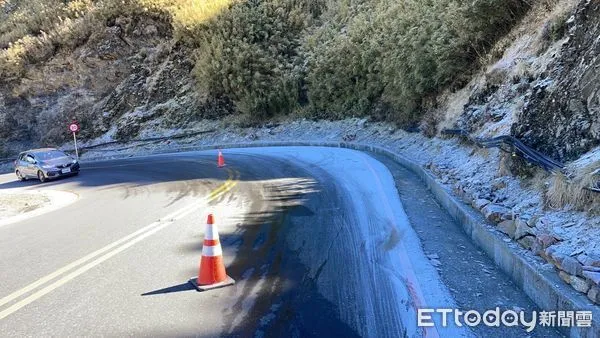 ▲合歡山公路武嶺至松雪樓路段今結冰，車輛限掛雪鏈才能通行。（圖／資料照片）