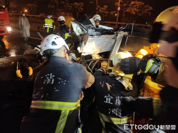 ▲▼警消搶救自撞分隔島車體變形，右大小腿骨折骨變形多處傷受困的男駕駛。（圖／記者游芳男翻攝，下同）