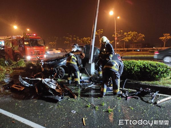 ▲▼警消搶救自撞分隔島車體變形，右大小腿骨折骨變形多處傷受困的男駕駛。（圖／記者游芳男翻攝，下同）