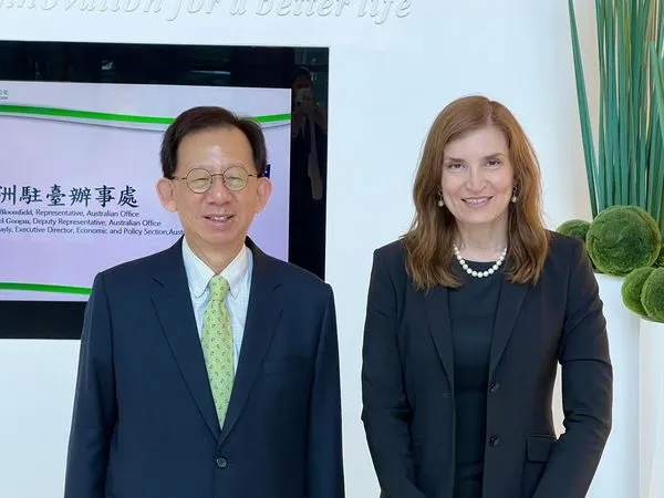 ▲▼澳洲駐台代表露珍怡（Jenny Bloomfield）參觀高端疫苗。（圖／翻攝自twitter／@AusOfficeTPE）