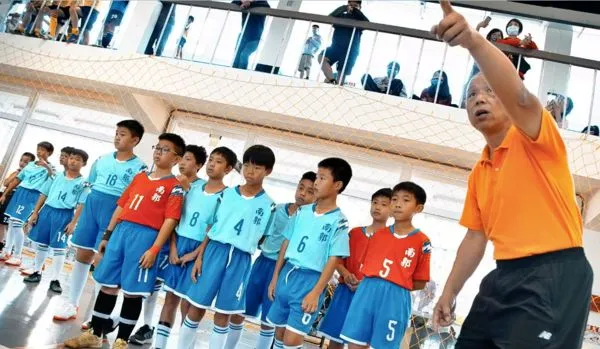 ▲中華民國五人制足球協會教練張兆祿到場指導五人制基本觀念。（圖／大會提供）