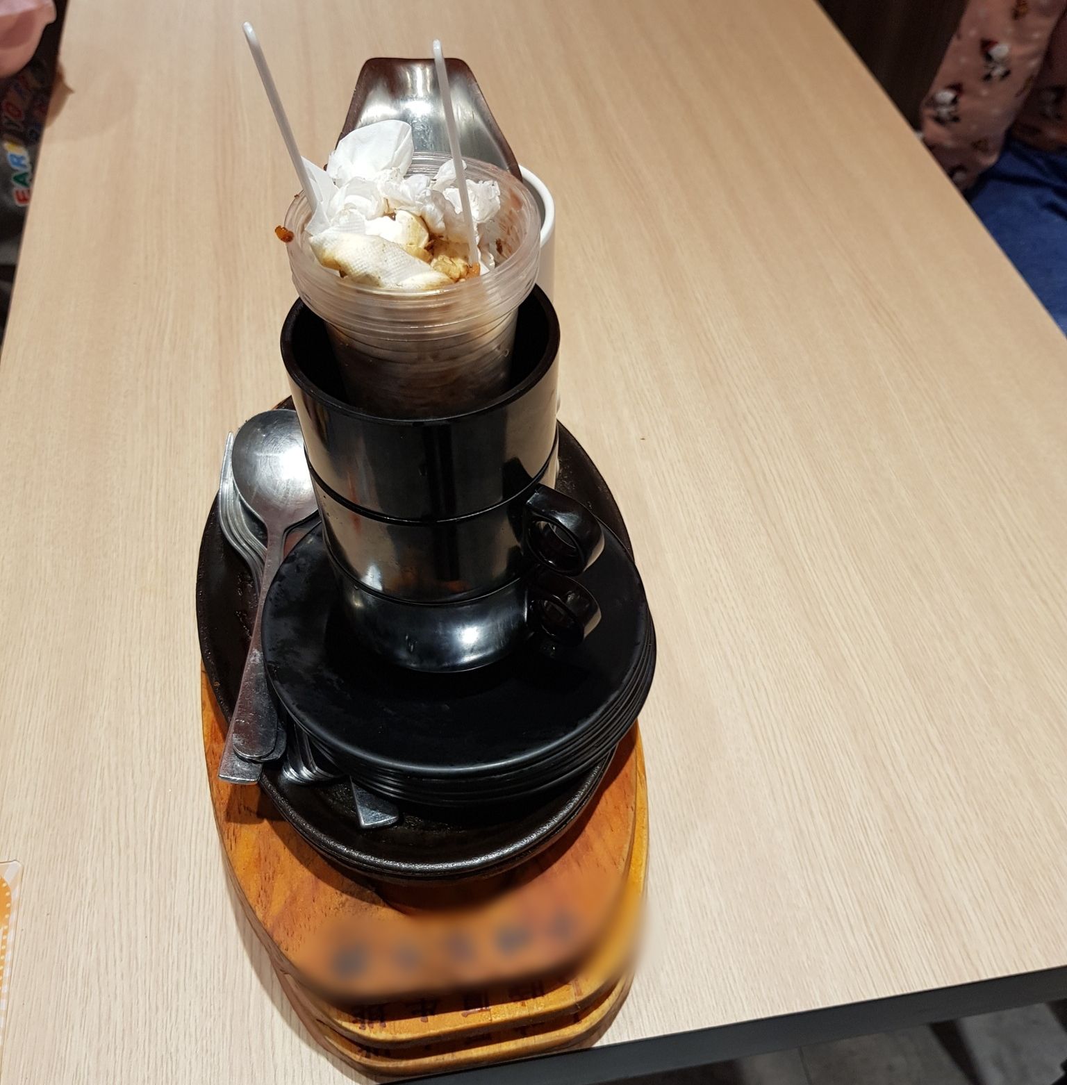 ▲▼ 牛排店「天使客人」收餐桌才走　他拍下問「意義何在？」千人吵翻。（圖／爆廢公社）