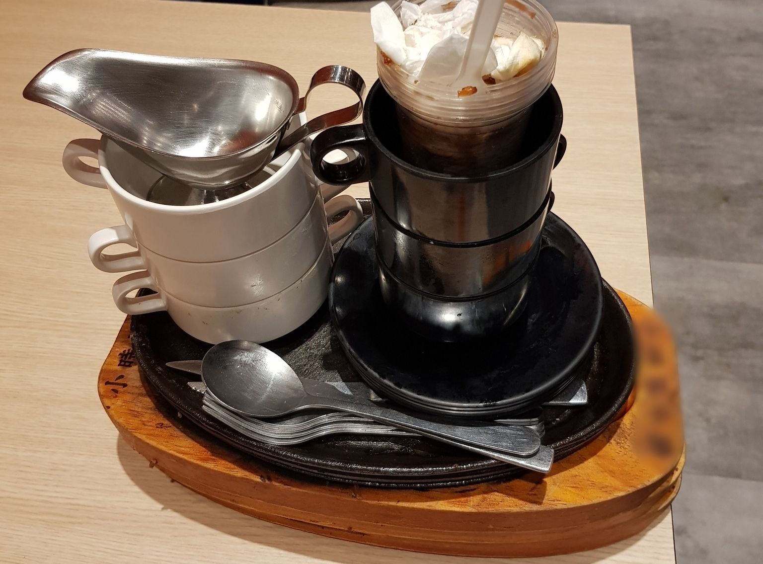 ▲▼ 牛排店「天使客人」收餐桌才走　他拍下問「意義何在？」千人吵翻。（圖／爆廢公社）