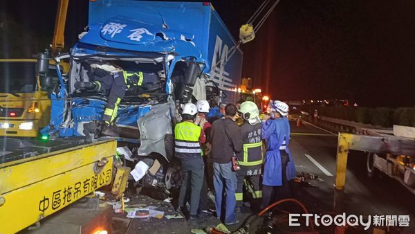 ▲▼快訊／國1苗栗大貨車追撞！駕駛「滿頭血」雙腿骨折受困。（圖／記者黃孟珍攝）