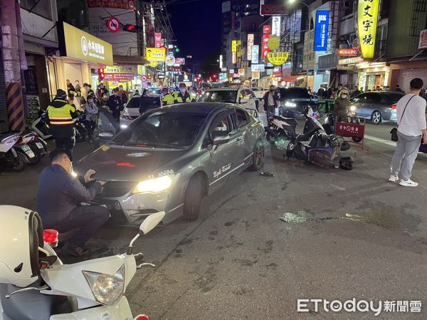 ▲通緝犯躲盤查　逢甲夜市暗巷開車衝撞員警一騎士遭波及。（圖／民眾提供）