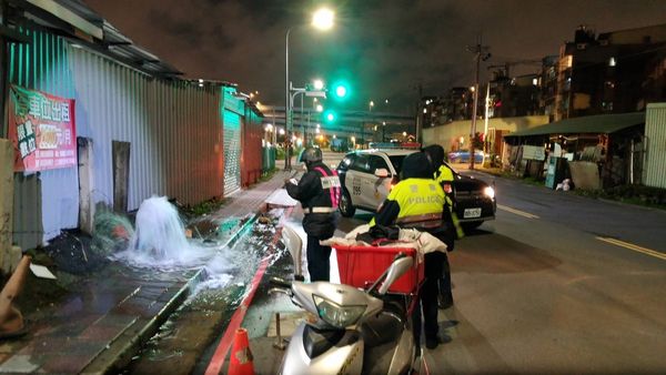 ▲▼板橋拖吊車脫鉤，轎車噴飛撞斷消防栓。（圖／記者游宗樺翻攝）