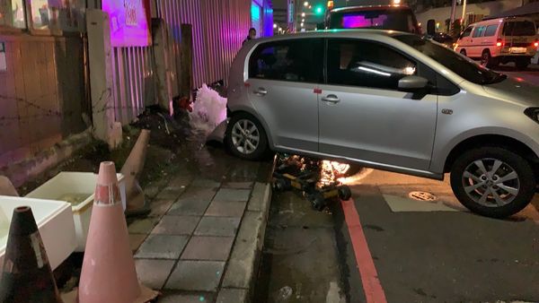 ▲▼板橋拖吊車脫鉤，轎車噴飛撞斷消防栓。（圖／記者游宗樺翻攝）