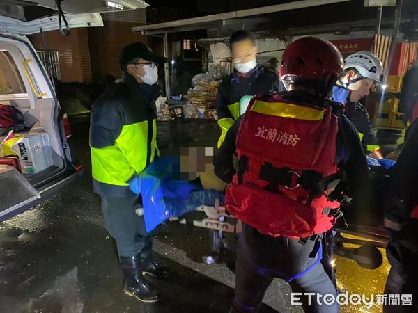 ▲▼宜蘭烏石港漁筏撞消波塊沉沒。（圖／記者游芳男翻攝）