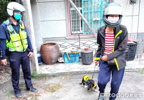 ▲里港警分局九如分駐所警員彭彥誠、鄭智謙尋獲康女愛犬             。（圖／記者陳崑福翻攝，下同）