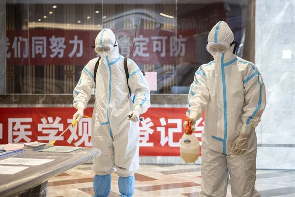 ▲天津市防護人員對境外人員隔離點進行消毒作業。（圖／CFP）