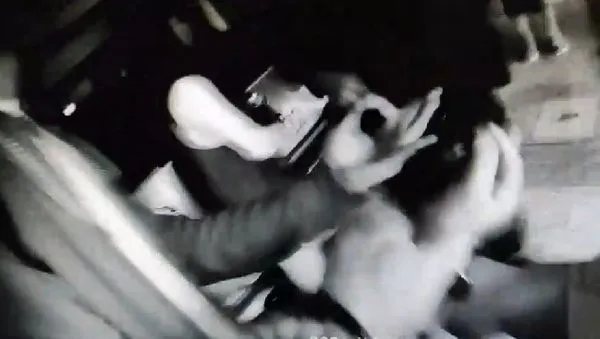 ▲▼瞎情侶亂闖民宅，地上掉出這包真相大白了。（圖／記者賴文萱翻攝）