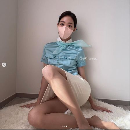 ▲▼身材姣好的南韓網美Evelyn穿上空姐制服。（圖／翻攝自Instagram）
