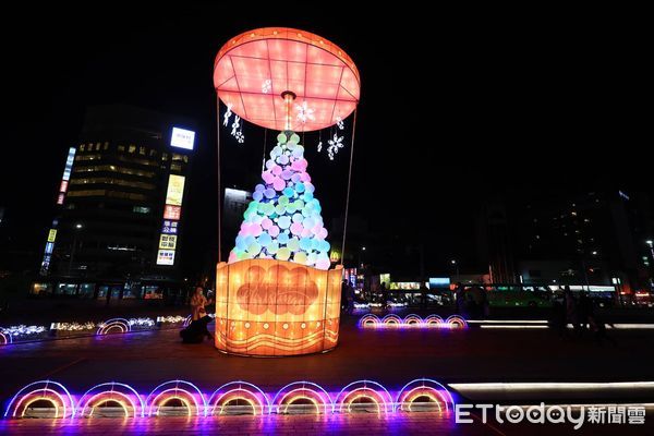 ▲盤點！台中九大耶誕打卡夯點，珍珠奶茶聖誕樹吸睛破表。（圖／市府提供）