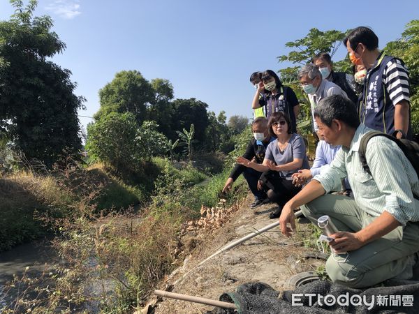 ▲立法委員蘇治芬今日，邀集農田水利署副署長林國華、農水署雲林管理處工程組組長蔡政宏等人，進行「馬公厝支線更新改善及親水友善社區工程計畫」會勘。（圖／記者蔡佩旻翻攝）