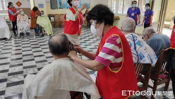 ▲台南市勞工局14日辦理「有情有疼心義剪亮容顏」活動，台南市理燙髮美容業職業工會志工，為台南仁愛之家新都養護所院民義剪。（圖／記者林悅翻攝，下同）