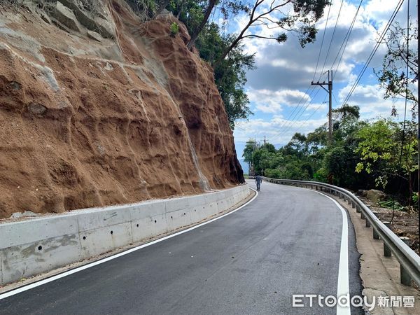 ▲汐止八連路豪雨造成土石崩落 邊坡工程蜘蛛人支援災害復建。（圖／新北市農業局提供）