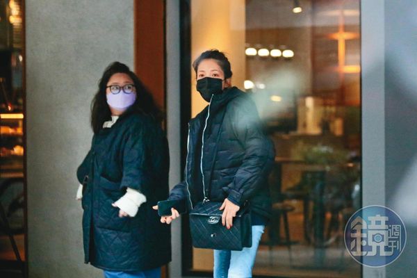 11月24日，許瑋甯（右）與助理會合，為新戲《第九節課》定裝。據悉她已好一陣子沒有住在台北市臨沂街的家。