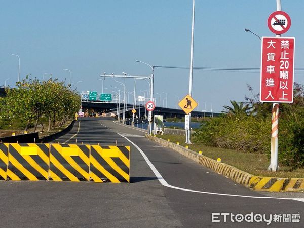 ▲大型車頻繁進出影響學童上下學安全及造成家長、當地民眾不安，台南市學甲分局展開護童勤務以保安全。（圖／記者林悅翻攝，下同）