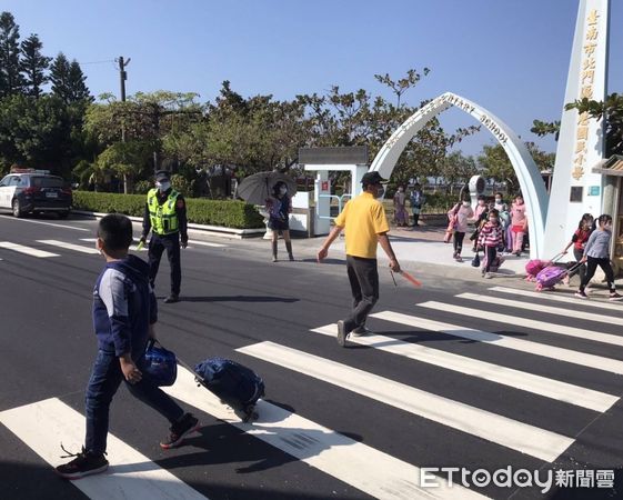 ▲大型車頻繁進出影響學童上下學安全及造成家長、當地民眾不安，台南市學甲分局展開護童勤務以保安全。（圖／記者林悅翻攝，下同）