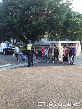 ▲大型車頻繁進出影響學童上下學安全及造成家長、當地民眾不安，台南市學甲分局展開護童勤務以保安全。（圖／記者林悅翻攝，下同）