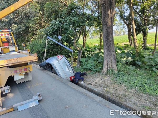 ▲鍾姓員警開車突身體不適，連人帶車摔進水溝。（圖／記者許宥孺翻攝）