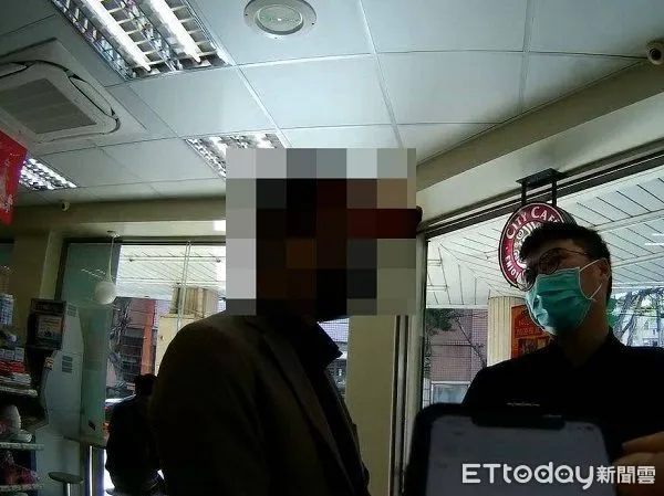 ▲員警趕到超商阻止男子遭詐騙。（圖／桃園警分局提供）