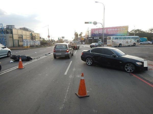 ▲▼台中勇警韓勤執勤被自小客車撞上不治，當時車禍現場。（圖／民眾提供）