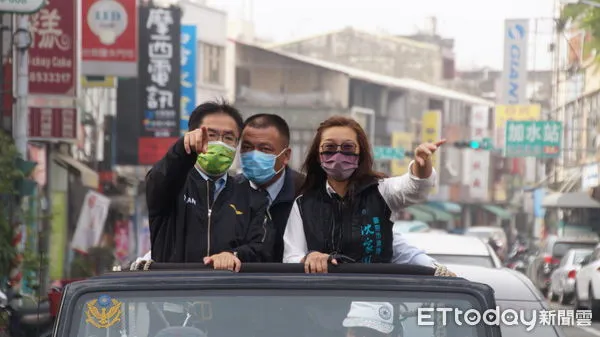 ▲民進黨台南市黨部車隊從鹽水區武廟前集結展開溪北車隊宣傳，市長黃偉哲於上班前親自站上車隊在鹽水區催票。（圖／記者林悅翻攝，下同）