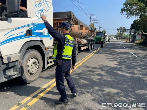 ▲台南市警白河分局15日協請台南市警交通警察大隊派員協助，針對白河水庫清淤工程周邊道路執行取締工作，並出動活動地磅現地測量。（圖／記者林悅翻攝，下同）